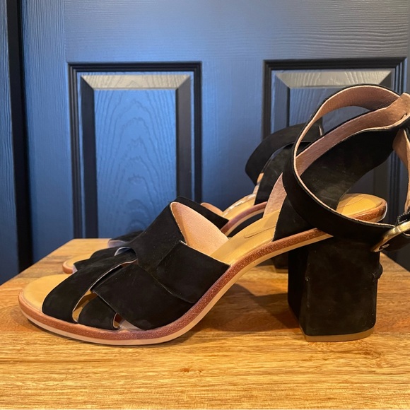 UGG black ankle strap Sandals 9 - Picture 7 of 10